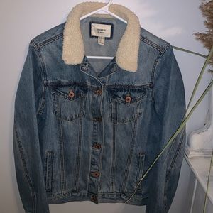 Jean jacket with fuzzy collar